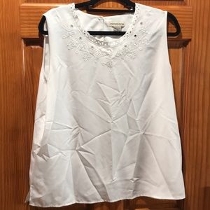 Notations Sleeveless white shirt.